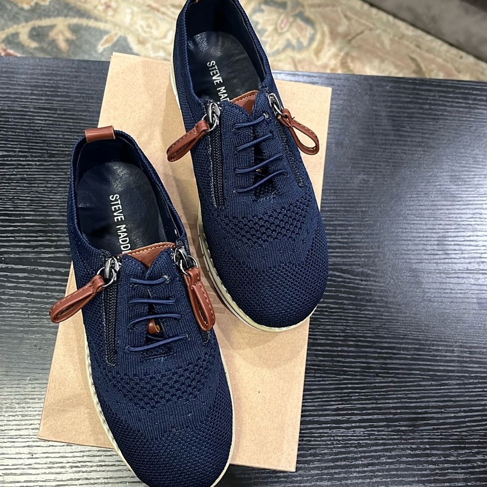 Steve Madden boys shoes size 2 (Navy)